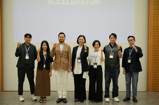 '아마존 액셀러레이터 2025' 킥오프 행사. (왼쪽부터)IMM인베스트먼트 장기현 매니저, 시그나이트 이새봄 디렉터, AWS 이기혁 한국 스타트업 에코시스템 총괄, 아마존 글로벌셀링 신화숙 대표, 아마존 글로벌셀링 Moony Li 아시아 Expansion Markets 마케팅 총괄, 사제파트너스 박이안 파트너, 바이오던스 김한준 해외 사업 총괄