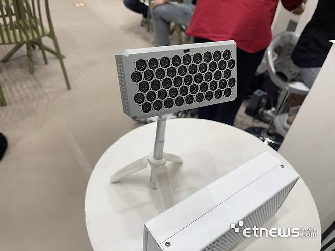 제이디솔루션의 특정 공간에만 소리를 전달할 수 있도록 설계된 소형 초지향성 스피커 'BRICK mini(브릭 미니)'(사진=박윤호 기자)