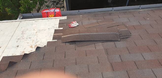 20250530_185323.jpg 주택 지붕 타일 보수작업 좀 했습니다