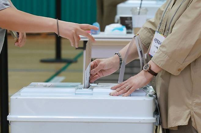 제21대 대통령 선거 둘째날 사전투표가 30일 시작됐다. 첫날인 지난 29일 오후 서울 강남구 수서동 강남스포츠문화센터에 마련된 사전투표소에서 유권자가 소중한 한 표를 행사하고 있다. 뉴스1