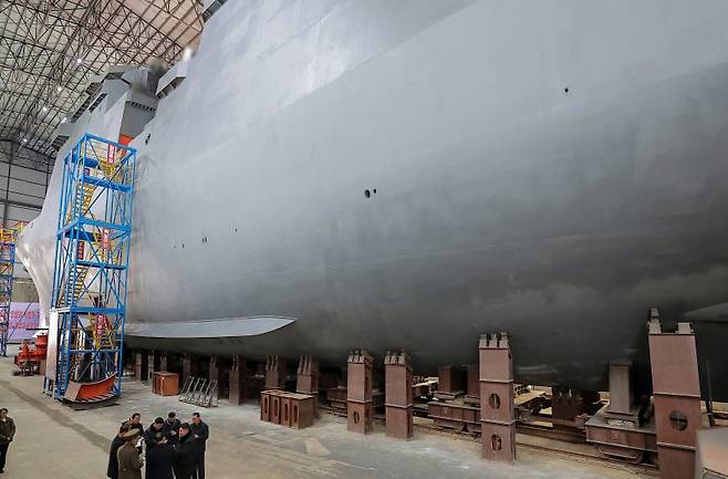 지난 3월 8일 김정은 북한 노동당 총비서가 청진조선소를 찾아 새 함정 건조를 시찰하는 모습.뉴스1