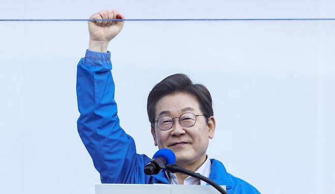 이재명 더불어민주당 대선후보가 지난 28일 오후 서울 성동구 왕십리역 광장에서 열린 유세에서 주먹을 들어 보이며 지지를 호소하고 있다. 공동취재