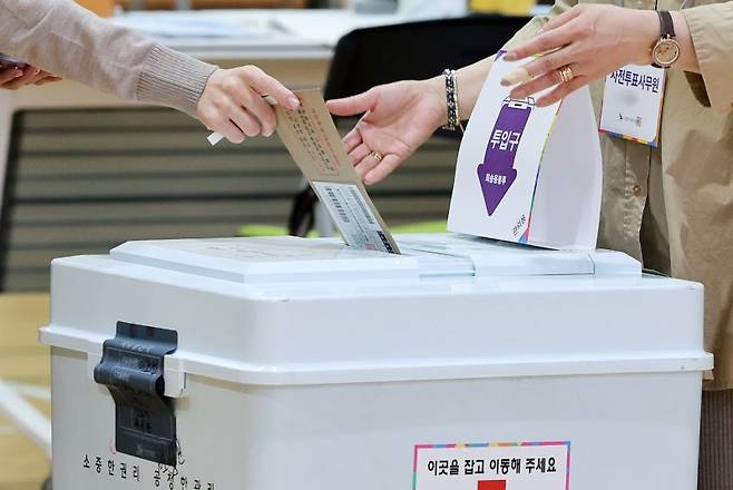 제21대 대통령 선거 사전 투표 첫날인 지난 29일 오후 서울 강남구 수서동 강남스포츠문화센터에 마련된 사전투표소에서 유권자가 소중한 한 표를 행사하고 있다. 사진=뉴스1