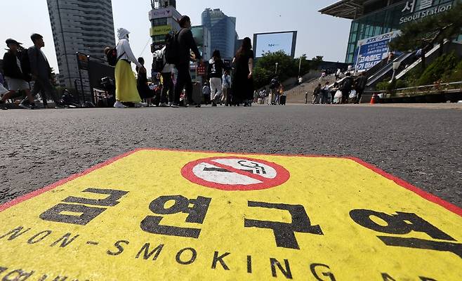 '세계 금연의 날'을 이틀 앞둔 29일 서울역 흡연실 인근 바닥에 금연구역 안내표시가 붙어 있다.(ⓒ뉴스1, 무단 전재-재배포 금지)