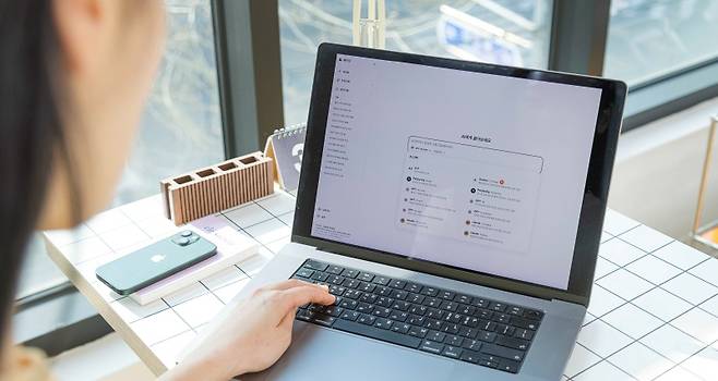 방송통신위원회와 정보통신정책연구원의 '2024년 지능정보사회 이용자 패널조사' 결과 국민 4명 중 1명은 생성형 AI를 써본 경험이 있는 것으로 조사됐다. 사진은 기사 내용과 무관.&nbsp;(ⓒ뉴스1, 무단 전재-재배포 금지)