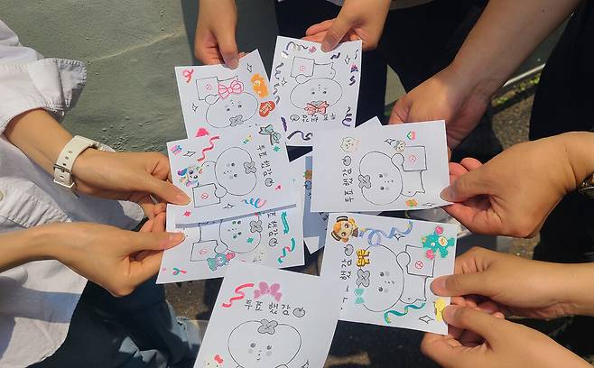 29일 오후 서울 마포구 공덕동 사전투표소 앞에서 시민들이 투표 인증샷을 찍고 있다. 백소아 기자 thanks@hani.co.kr