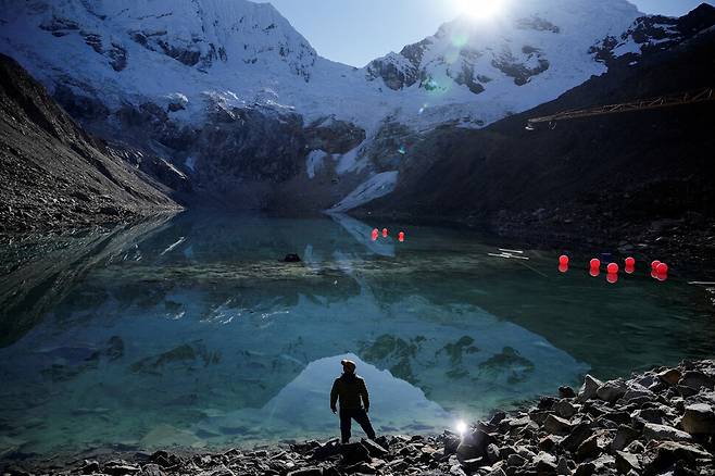 독일 기업을 상대로 ‘기후소송’을 제기해 10년 동안 법적 투쟁을 벌여온 페루의 농민 사울 루시아노 리우야(44)가 자신의 고향인 우아라스 지역의 빙하호수 앞에 서 있는 모습. 로이터 연합뉴스