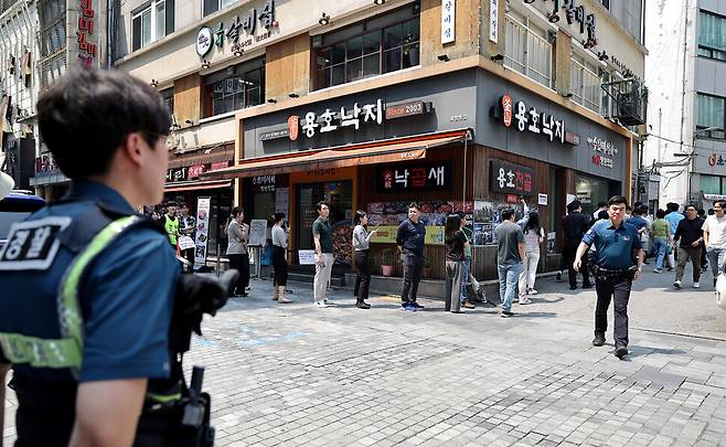 5월29일 오전 사전투표소가 마련된 서울 중구 소공동주민센터 주변에 돌발·소란 상황에 대응하기 위해 정복 경찰이 대기하고 있다. 이종근 선임기자