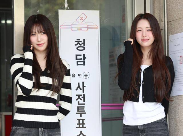 제21대 대통령선거 사전투표 둘째 날인 30일 오전 서울 강남구 청담동 주민센터에 마련된 사전투표소에서 이프아이 태린과 원하연(오른쪽)이 투표를 독려하고 있다. 뉴스1