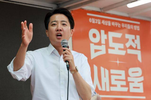 28일 서울 강남역에서 이준석 후보가 지지를 호소하고 있다. 뉴시스