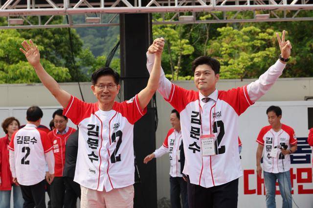 김문수 국민의힘 대선 후보와 김용태 비상대책위원장이 30일 경기 가평군 청평시계탑 광장에서 열린 유세에서 시민들에게 지지를 호소하고 있다. 연합뉴스
