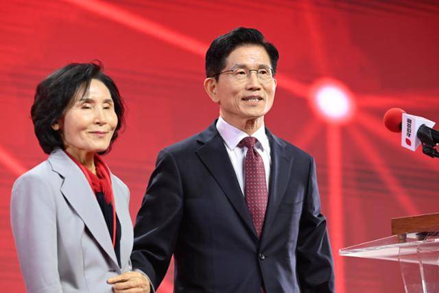 김문수(오른쪽) 국민의힘 대선 후보가 3일 경기 고양시 킨텍스에서 열린 '제21대 대통령선거 후보자 선출을 위한 전당대회'를 통해 대선 후보로 선출되자 아내 설난영씨를 소개하고 있다. 뉴시스