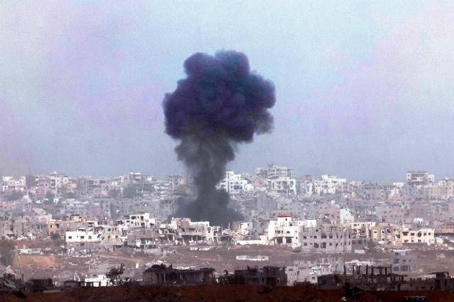 27일 이스라엘 남부에서 촬영된 가자지구 전경. 이스라엘의 폭격으로 인한 검은 연기가 하늘로 솟구치고 있다. 이스라엘=AFP 연합뉴스