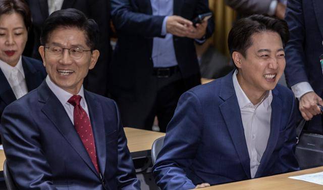 김문수 국민의힘 대선 후보와 이준석 개혁신당 대선 후보가 19일 서울 중구 서울시청에서 열린 '약자와 동행하는 서울 토론회'에 참석해있다. 연합뉴스