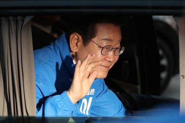 이재명 더불어민주당 대선 후보가 30일 오후 충북 충주시 충주체육관 시계탑광장에서 열린 유세를 마치고 차를 타고 이동하며 시민들에게 인사하고 있다.