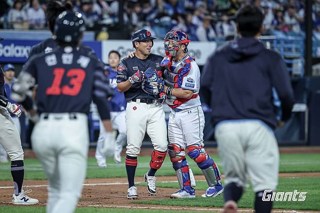 29일 대구 삼성-롯데전에서 발생한 벤치클리어링 도중, 타자 전준우를 달래는 삼성 포수 강민호. 롯데 제공