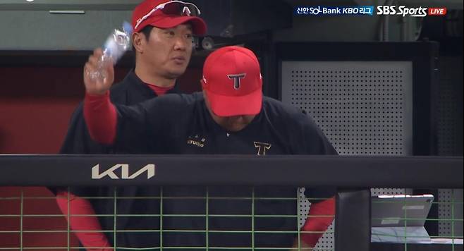 29일 열린 광주 키움전 5회 말 박찬호의 도루 실패 직후 이범호 감독의 모습. SBS스포츠, 티빙 캡처&nbsp;