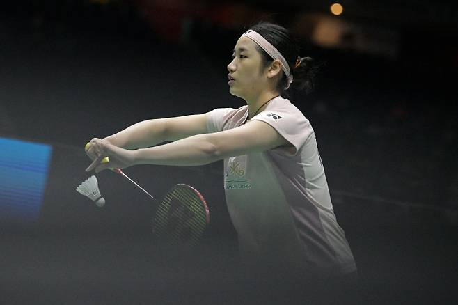 (250529) -- SINGAPORE, May 29, 2025 (Xinhua) -- An Se Young serves during women's singles round of 16 match between An Se Young of South Korea and Yeo Jia Min of Singapore at the Singapore Badminton Open 2025 in Singapore, May 29, 2025. (Photo by Then Chih Wey/Xinhua)