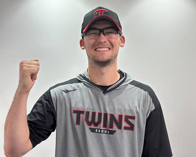 코엔 윈이 본지와 인터뷰에서 환하게 웃고 있다. 이형석 기자