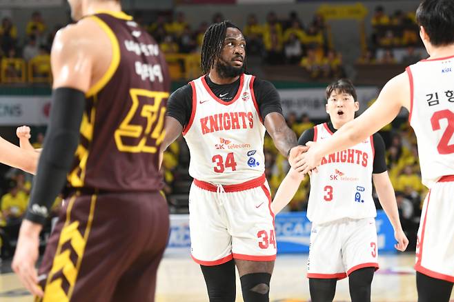 워니가 KBL에 잔류한다. 사진은 15일 창원체육관에서 열린 LG와 SK의 2024~25 프로농구 챔프전 6차전에서 워니가 득점 후 동료들과 하이파이브하고 있는 모습. 사진=KBL