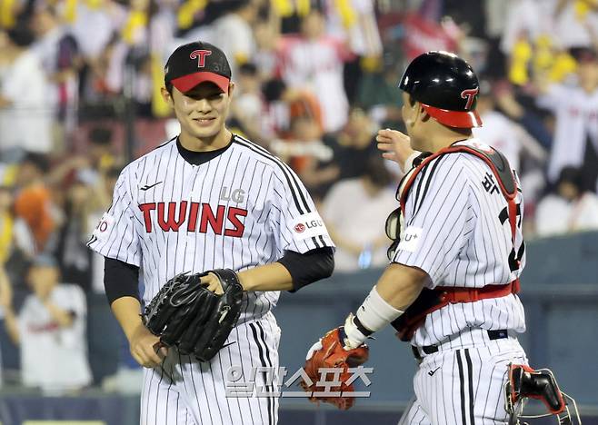 29일 오후 잠실야구장에서 열린 2025 프로야구 한화와 LG 경기. LG가 3-1 승리했다. 경기종료후 세이브를 올린 투수 김영우가 포수 박동원과 기뻐하고 있다. 잠실=정시종 기자 capa@edaily.co.kr /2025.05.29.