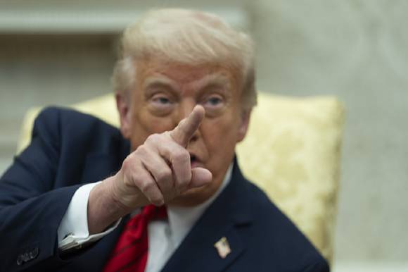 미국 항소법원이 상호관세를 무효로 한 1심 법원의 판결을 하루 만에 뒤집었다.  사진은 도널드 트럼프 미국 대통령이 지난 4월 17일(현지시간) 워싱턴 DC 백악관 집무실에서 조르지아 멜로니 이탈리아 총리를 만나고 있는 모습. [사진=UPI/연합뉴스]