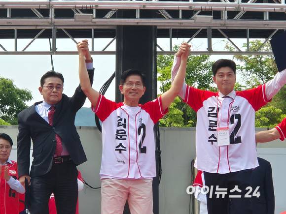 김문수 국민의힘 대선 후보, 김용태 비상대책위원장, 전병헌 새미래민주당 대표가 30일 오전 경기 가평 청평시계탑 광장에서 유세 참석자들에게 인사하고 있다. [사진=유범열 기자]