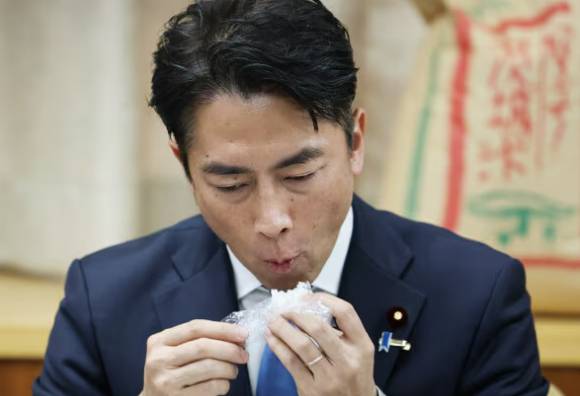 일본 정부가 3년 이상 장기 보관된 비축미 '고고고미(古古古米)'를 30일부터 중소형 슈퍼마켓과 쌀 판매점을 대상으로 공급하기 위해 신청 접수를 받는다. 사진은 비축미를 먹고 있는 고이즈미 농림상. [사진=시사통신]