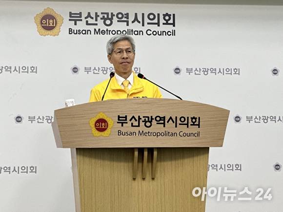권영국 민주노동당 대선 후보가 30일 부산광역시의회 브리핑룸에서 기자회견을 열고 부산의 현실을 반영한 구체적인 정책 방향을 제시하고 있다. [사진=정예진 기자]