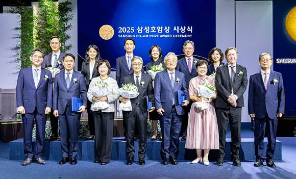 이재용 삼성전자 회장(맨 앞줄, 왼쪽 끝)이 30일 서울 중구 호텔신라에서 열린 제35회 삼성호암상 시상식에서 수상자와 그 배우자들과 기념사진을 찍고 있다. [사진=호암재단]