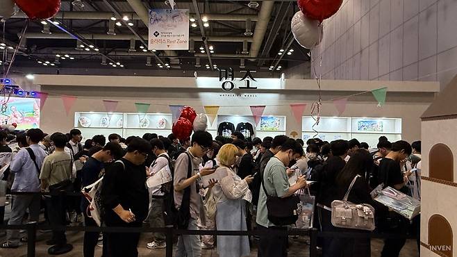 ▲ 이미 오픈런 인파로 한가득한 굿즈코너, 발디딜 틈조차 없다 ㄷㄷ