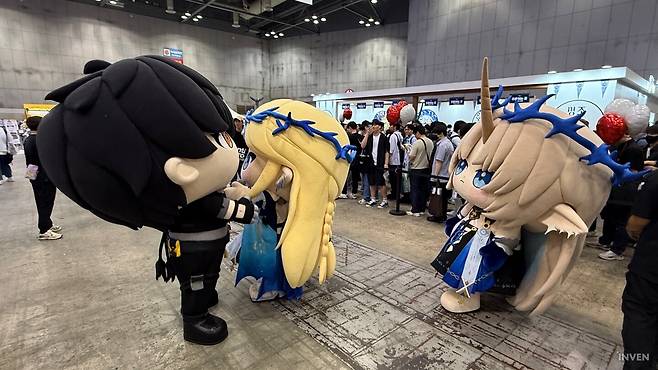 ▲ 그 앞에서 방랑자와 함께 하는 카르티시아. 좀만 기다려 내 곧 뽑으러 간다