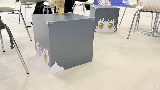 ▲ 다시 살펴보니 곳곳에 의자 대신 이런 상자들이 놓여있다