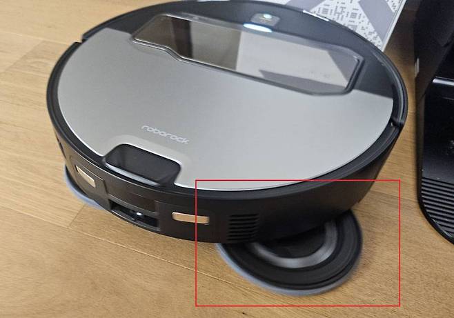 사이드 브러시와 물걸레를 자동으로 돌출시켜 구석/모서리를 빠짐없이 청소 가능 / 출처=IT동아