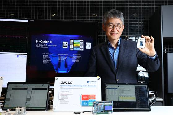 김수환 관악아날로그 대표가 지난 19일 서울대학교 연구공원본관 사무실에서 중앙일보와 인터뷰하고 있다. 김 대표가 왼손에 들고 있는 관악아날로그의 AI 반도체 칩 ‘GW2120’은 가전·로봇에 탑재돼 서버나 클라우드 연결 없이도 자체 AI 연산이 가능하다. 김종호 기자