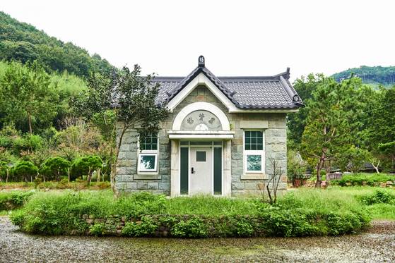 미암의 후손들이 1957년 건립한 모현관. ‘현인을 추모하는 집’이란 뜻이다. 당연히 현인은 미암을 뜻한다. 도난이나 화재로부터 유물을 보존하기 위해 연못 위에 지었다. [사진 지역N문화, 국가유산포털]