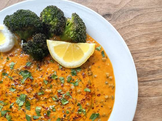 렌틸콩 커리는 고수나 레몬즙을 더하면 풍미가 풍성해진다. 사진 김희경