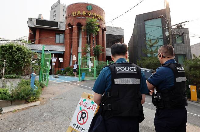 사전투표 이틀째인 30일 오전 서울 서대문구 구 신촌동주민센터에 마련된 사전투표소 인근에 경찰이 대기하고 있다. 뉴시스