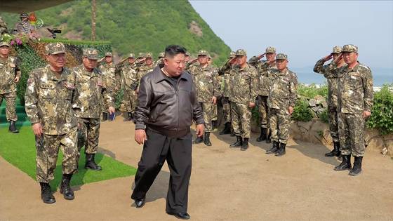 김정은 북한 국무위원장이 지난 29일 조선인민군 대연합부대 포병구분대들 사이 포사격경기를 참관하는 모습. 조선중앙TV캡처, 연합뉴스