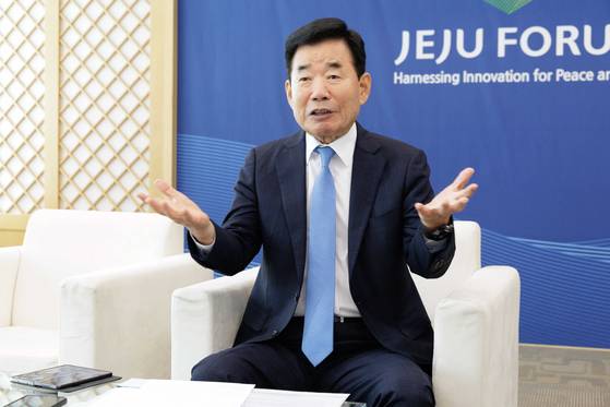 29일 제주국제컨벤션센터에서 열린 '제20회 평화와 번영을 위한 제주포럼'에서 김진표 전 국회의장(글로벌혁신연구원 이사장)이 중앙일보와 인터뷰하고 있다. 제주포럼