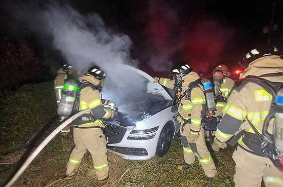 지난해 11월 8일 충남 서산시의 한 공터에서 불에 타 발견된 승용차. 강도살인 혐의로 기소된 김명현은 당시 도박 빚을 갚기 위해 40대 남성을 살해한 뒤 증거를 없애기 위해 차량에 불을 질렀다. [사진 서산소방서]