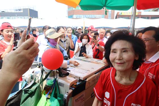 국민의힘 김문수 대선 후보 부인 설난영 여사가 29일 경기도 성남 모란민속 5일장을 방문해 지지를 호소하고 있다. 연합뉴스