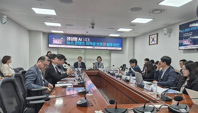 28일 '생성형 AI 시대, 뉴스 콘텐츠 저작권 보호와 활용 방안’ 간담회에서 패널들이 토론에 임하고 있는 모습 /박지은 기자