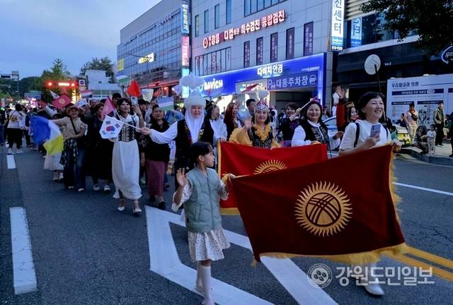 ▲ 강릉 단오제 신통대길 길놀이 참가팀들이 퍼포먼스를 펼치고 있다. 황선우 기자
