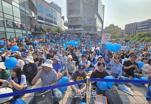 ▲ 30일 원주 반곡동 혁신도시 내 행복마당에서 진행된 더불어민주당 이재명 대선 후보의 유세에서 지지자들이 파란 풍선을 들고 환호를 보내고 있다. 권혜민