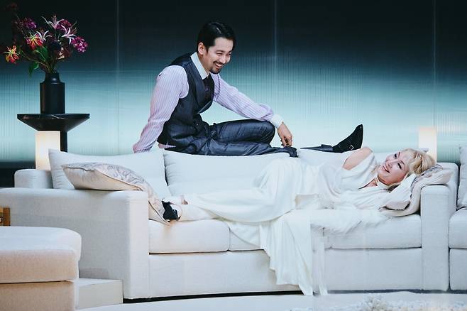 헤다 역의 배우 이혜영과 브라크 검사 역의 배우 홍선우가 연기하고 있다./사진=국립극단