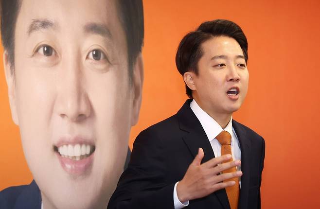 개혁신당 이준석 대통령선거 후보가 29일 국회에서 긴급기자회견을 열고 TV 토론회에서 여성 신체에 대한 표현으로 논란이 되고 있는 것과 관련해 입장을 밝힌 뒤 취재진의 질문에 답변하고 있다.  /사진=연합뉴스