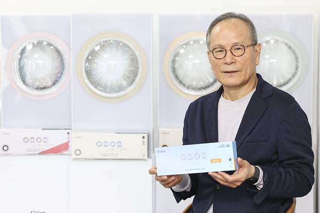 노시철 인터로조 회장이 서울 마포구 서울사무소에서 실리콘 하이드로겔 소재를 적용한 콘택트렌즈 제품을 소개하고 있다. 한경DB