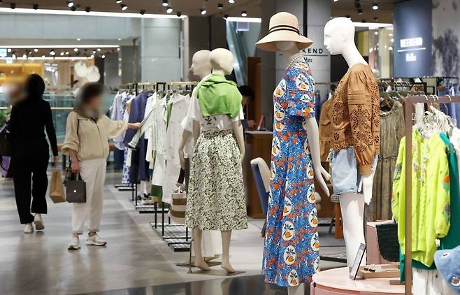 최근 이상기후 현상으로 백화점 등에 여름 상품 진열이 빨라지고 있다. 사진은 지난 20일 서울 시내의 한 대형백화점에 여름 상품이 진열된 모습. 사진=김범준 기자