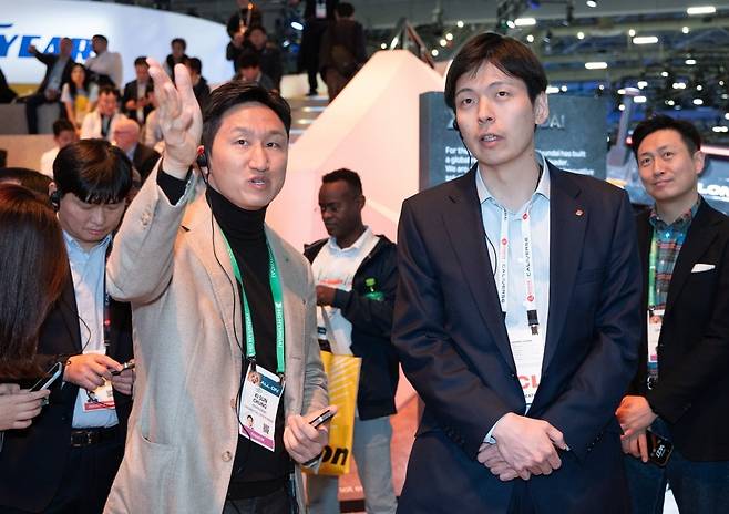 ‘CES 2024’에 마련된 HD현대 전시관에서 대화를 나누는 정기선 HD현대 수석부회장과 신유열 롯데지주 부사장. 사진=뉴스1